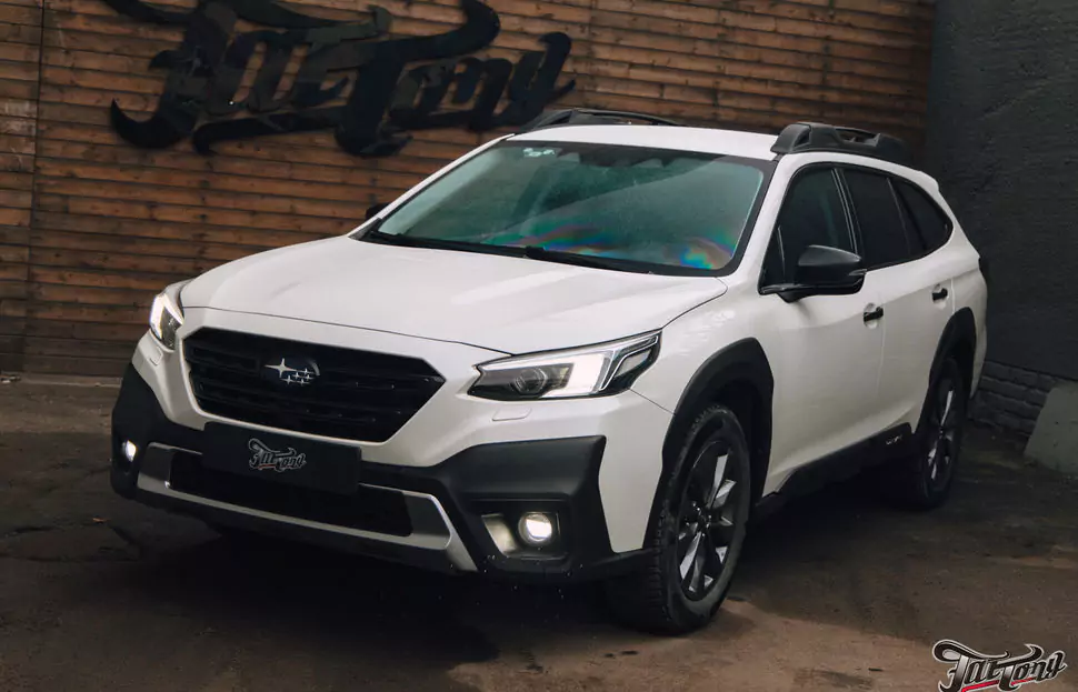 Доработали Subaru Outback: удалили старую шумоизоляцию и выполнили новую, построили акустическую систему, перетянули потолок в алькантару с окрасом пластика, перешили руль в кожу